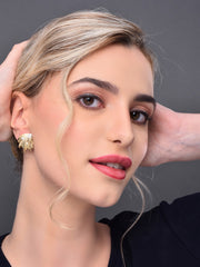 Modern wing earring in gold