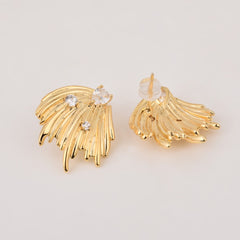 Modern wing earring in gold